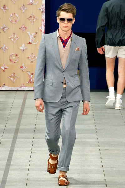 Look 16